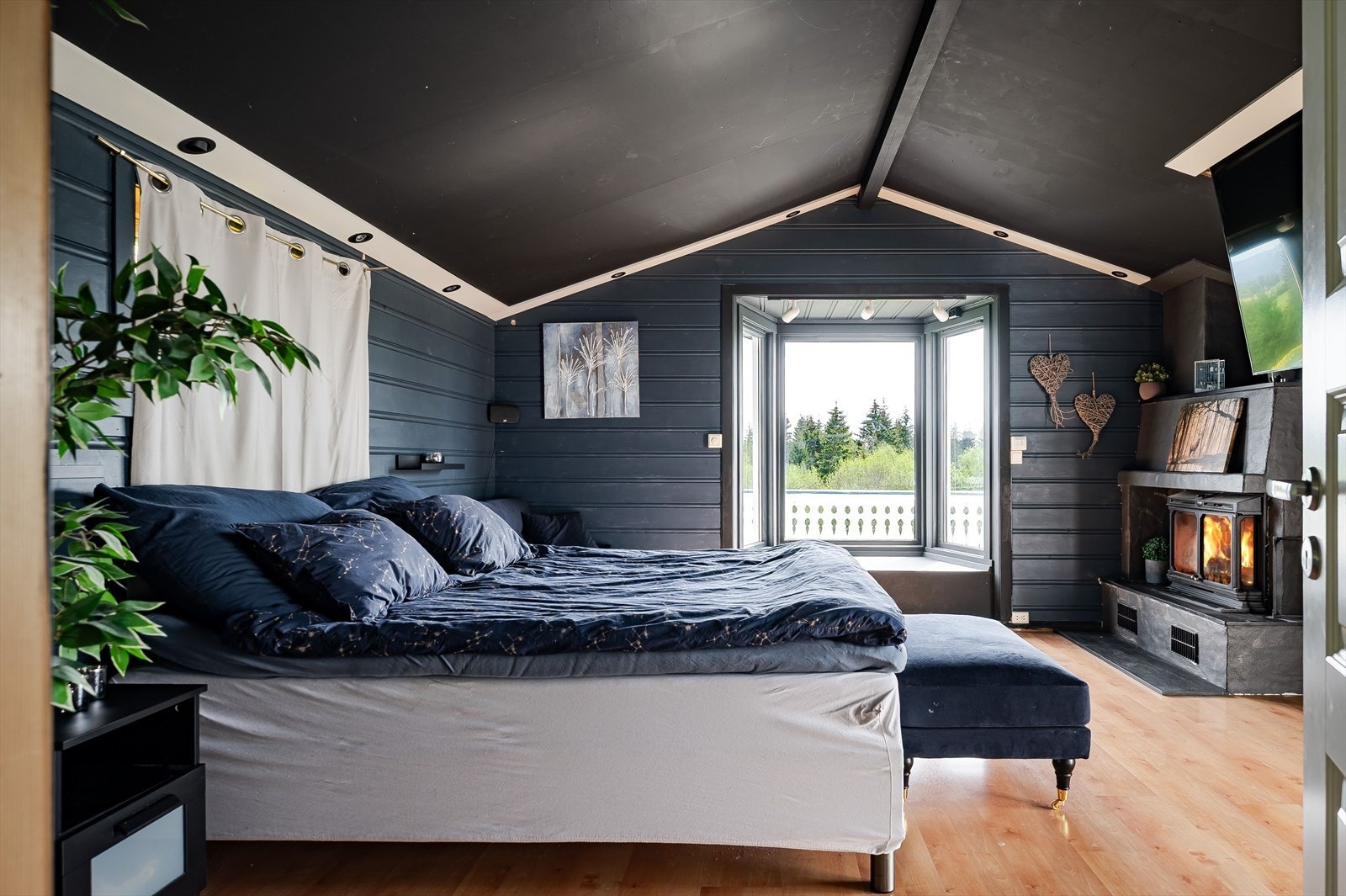 Soverommet i 1. etasje har egen vedovn. Galleribilde