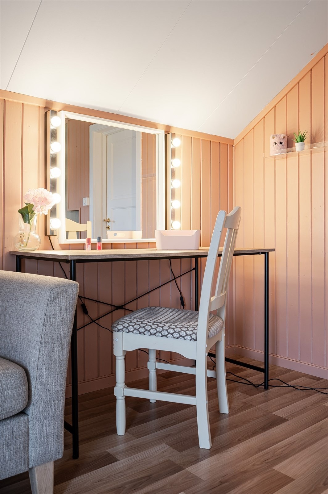 Hjørne på rommet er brukt til sminkepult. Galleribilde