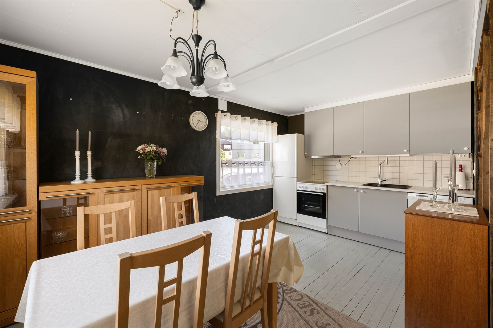 Kjøkkeninnredningen ble installert i anledning oppussing for om lag 10 år tilbake. Galleribilde