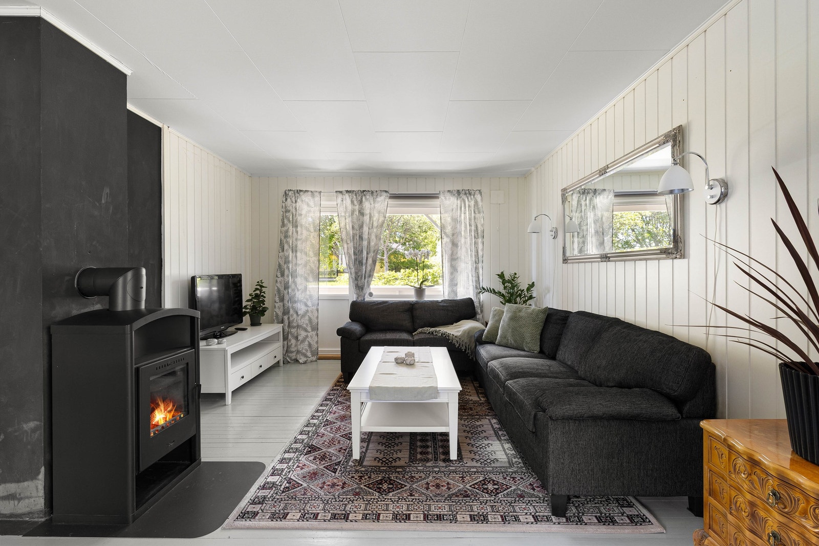 Omfattende oppussing er utført i senere år, romløsningen er samtidig noe endret til fordel for en stor sosial sone. Galleribilde