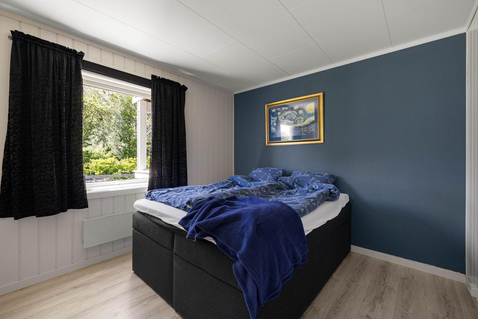 Soverommet er siden 2018 pusset opp med nytt laminatgulv. Øvrige overflater er malt. Galleribilde