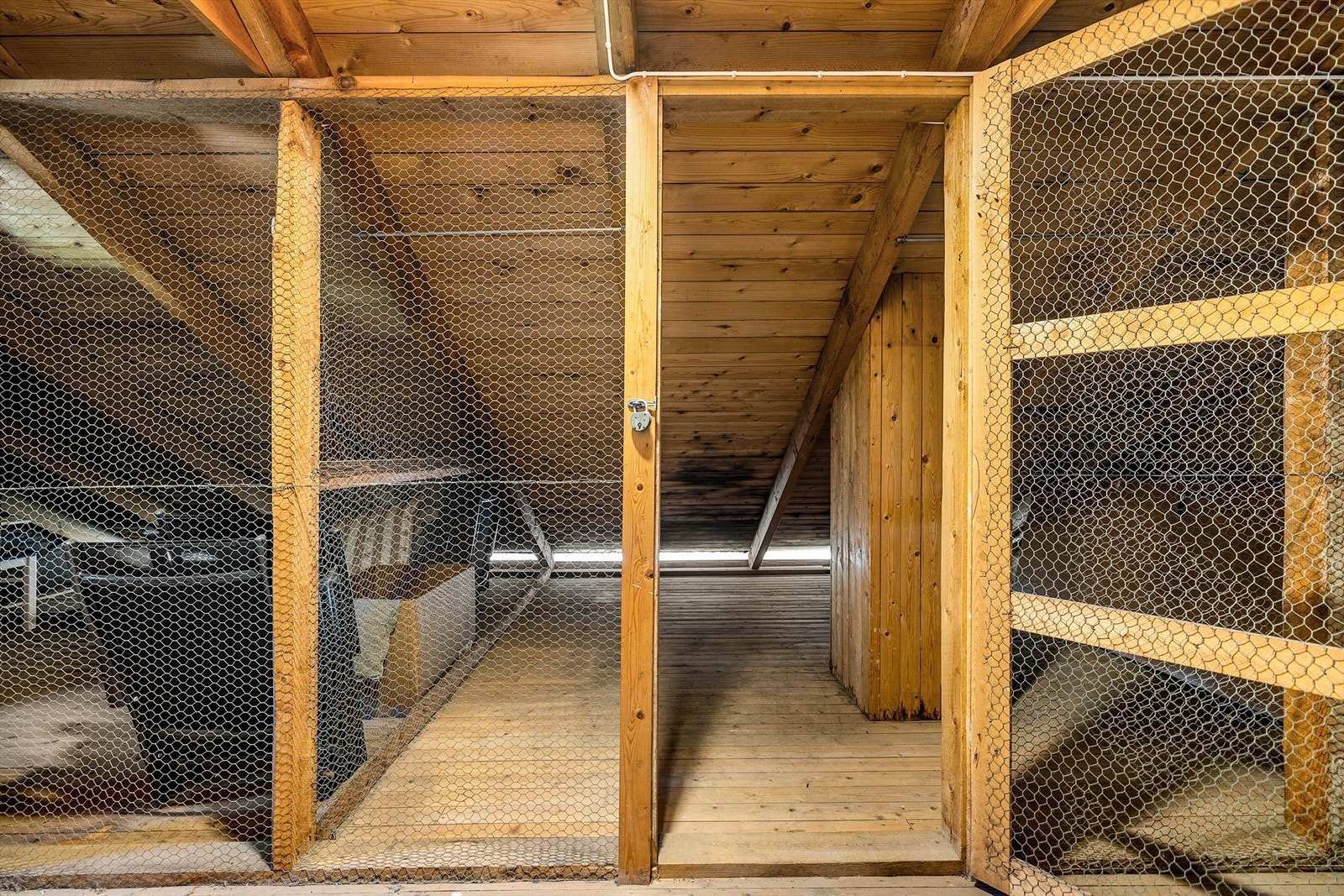 Leilighetens tre boder har til sammen stor lagringsplass. Loftsboden har ca. 10 kvm. gulvflate under skråtak. Galleribilde