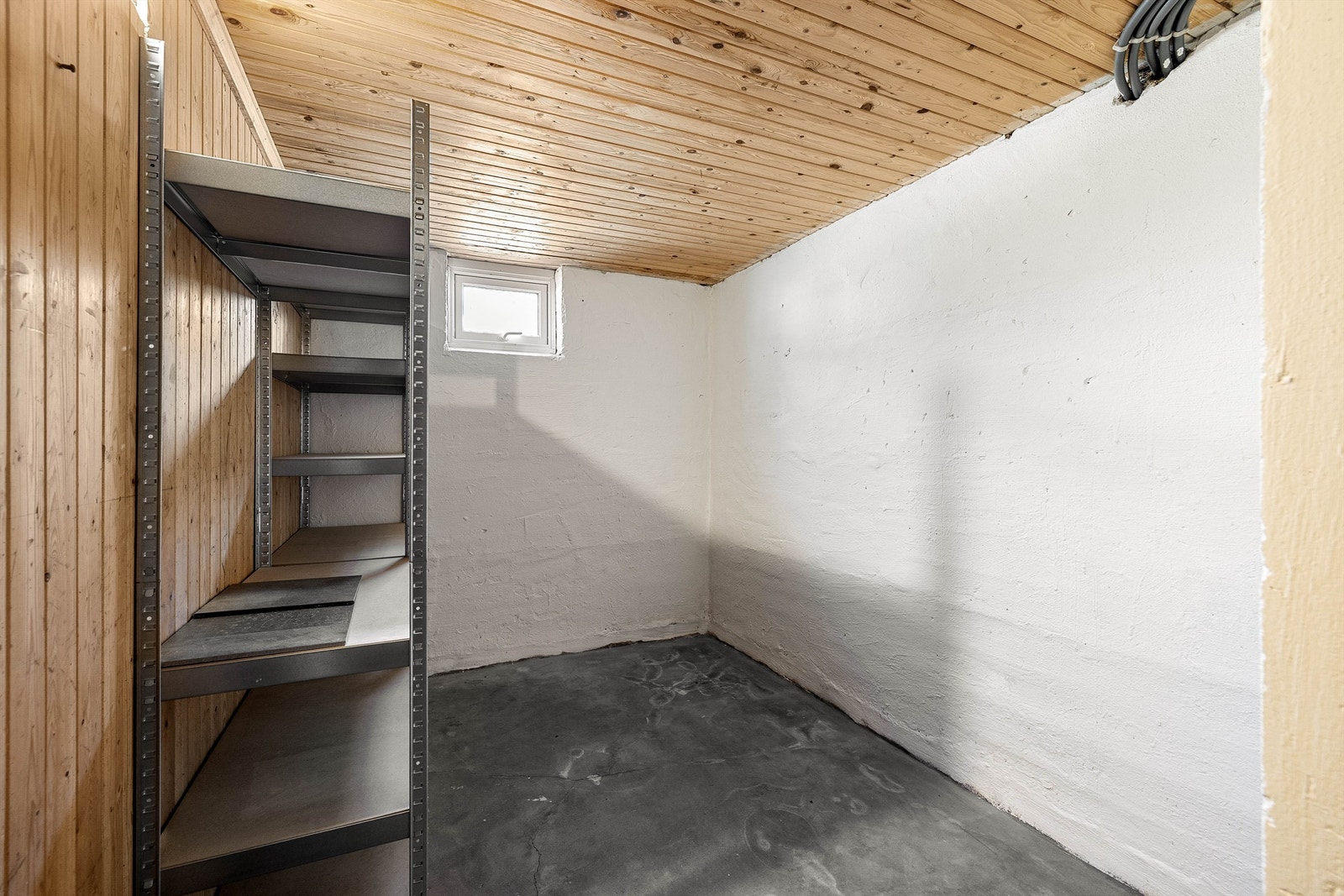 Kjellerbodene er begge oppmålt til ca. 6 kvm. Galleribilde