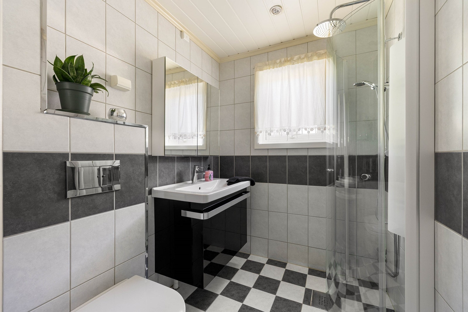 Badet ble fornyet i 2014. Gulv og vegger er flislagt, gulvet har også varme. Galleribilde