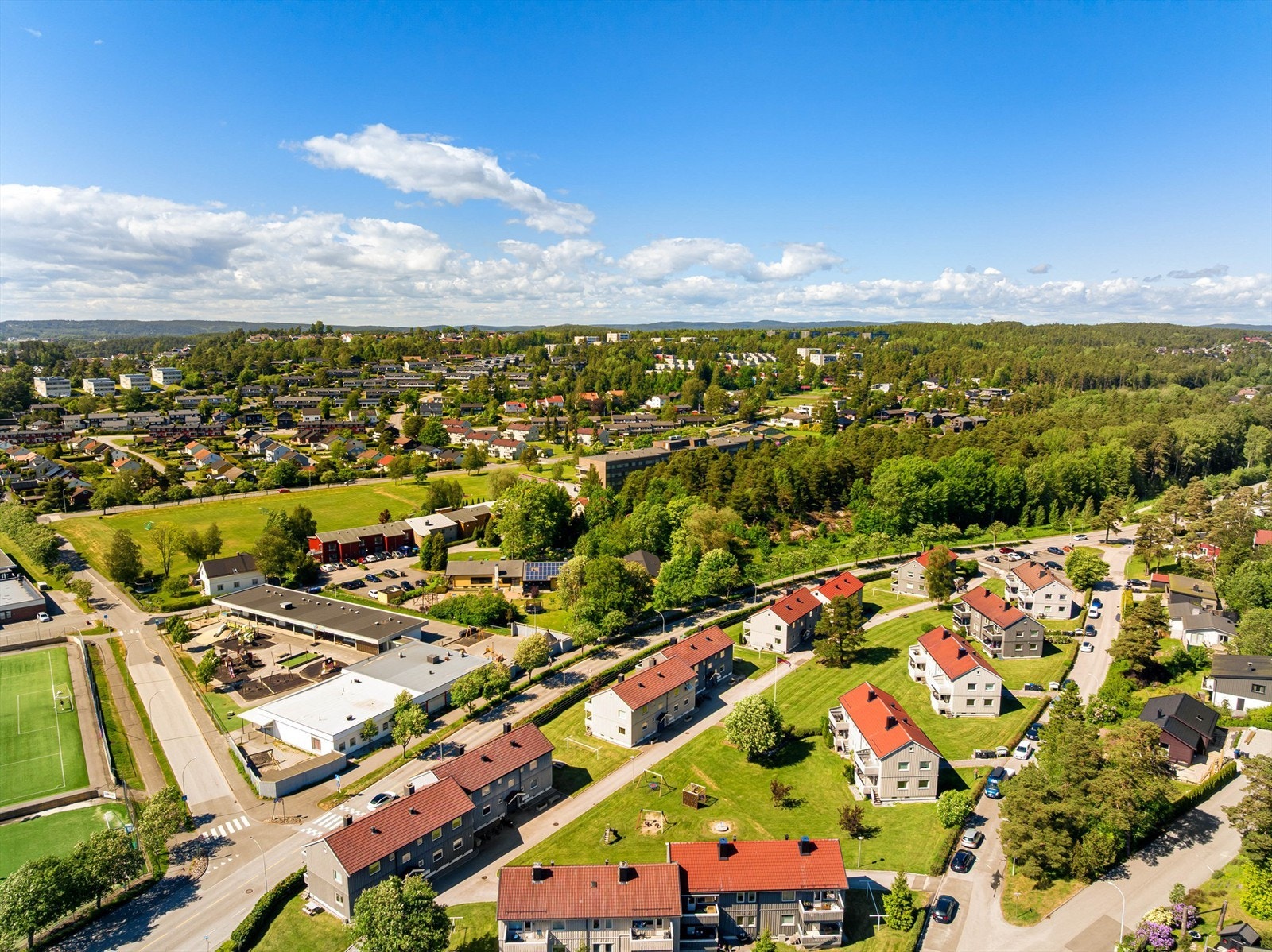 I Kurlandveien 47B bor du i umiddelbar nærhet av marka med lysløype og mange turmuligheter. Galleribilde