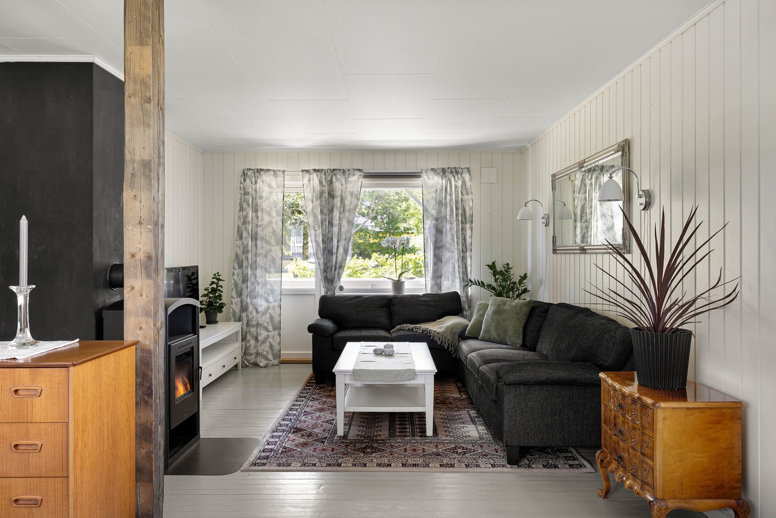 Gulv, vegger og himlinger ble for om lag 10 år tilbake behandlet eller oppgradert med nye overflater. Galleribilde