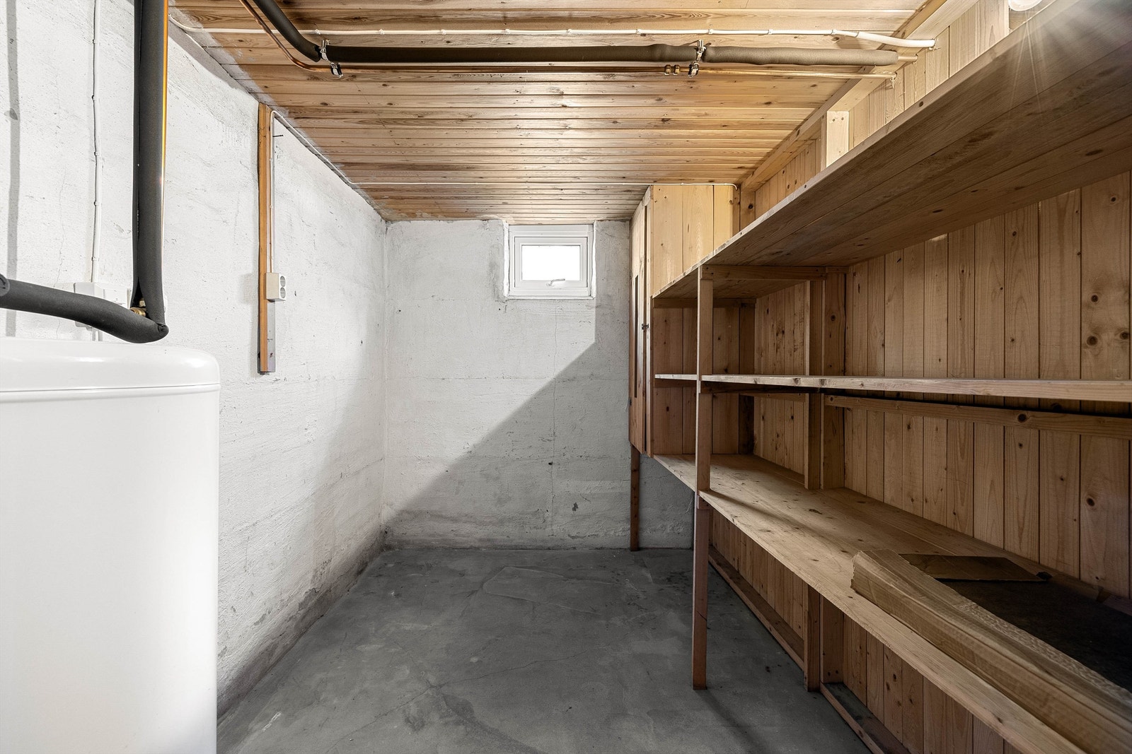 Denne kjellerboden har innlagt strøm. Galleribilde