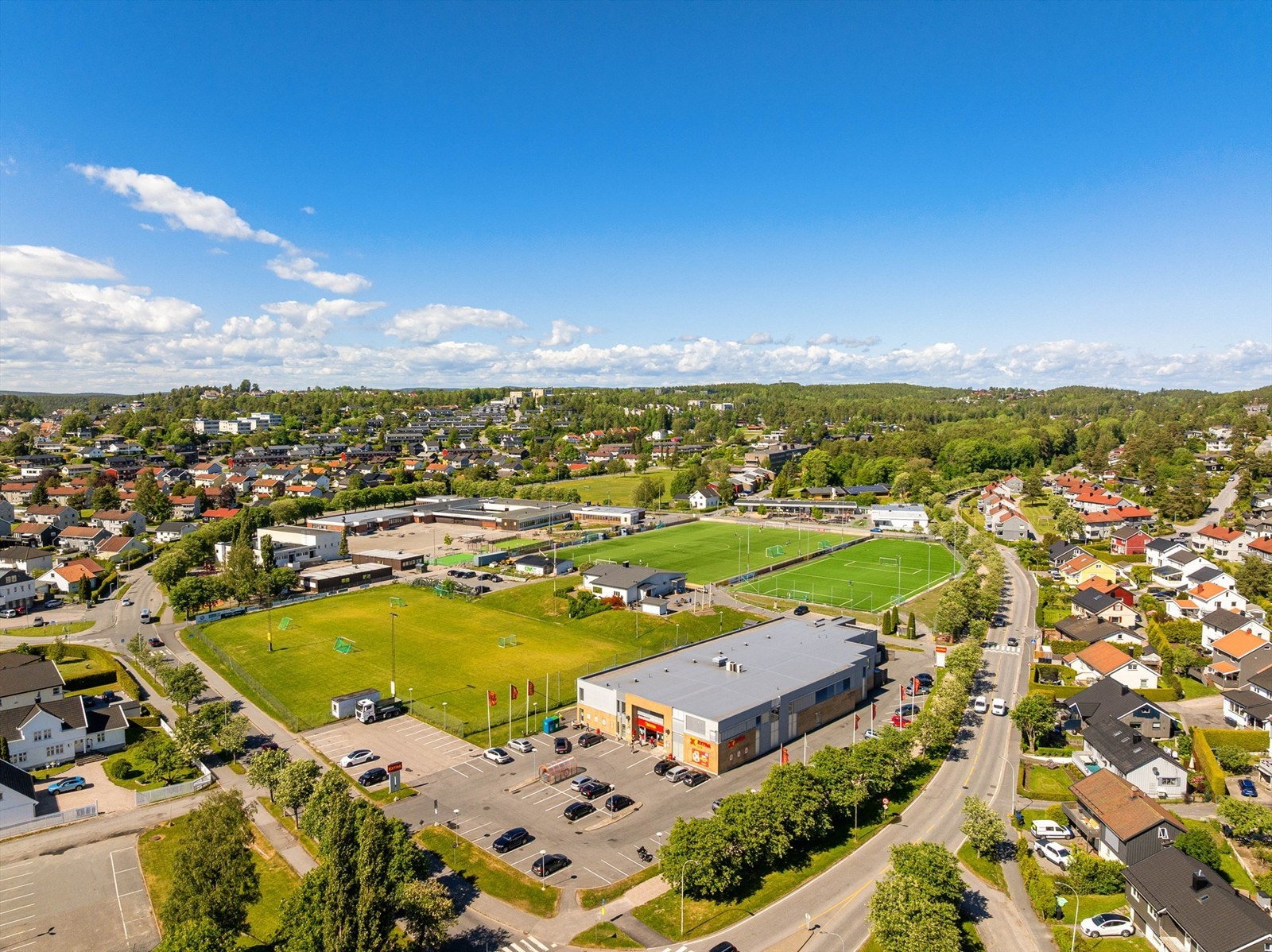 Nærbutikk er lett tilgjengelig i nabolaget, i kort gangavstand fra leiligheten. Galleribilde