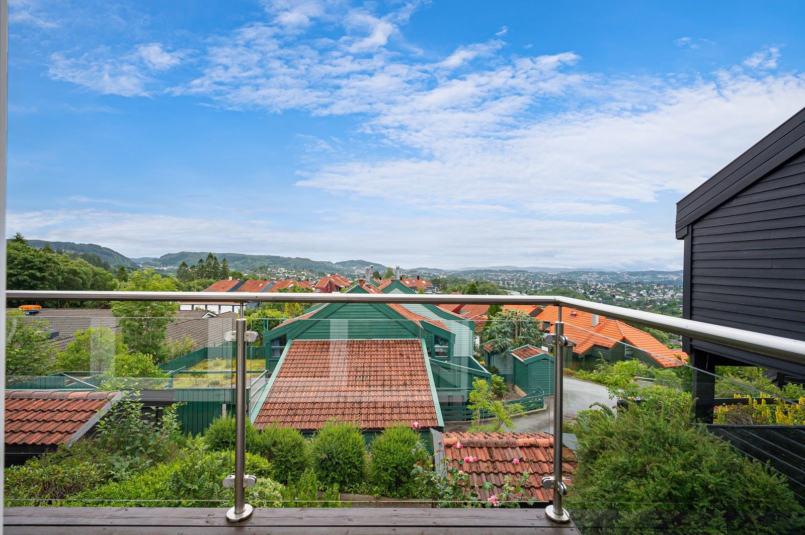 Flott glassrekkverk gir uforstyrret utsikt. Galleribilde