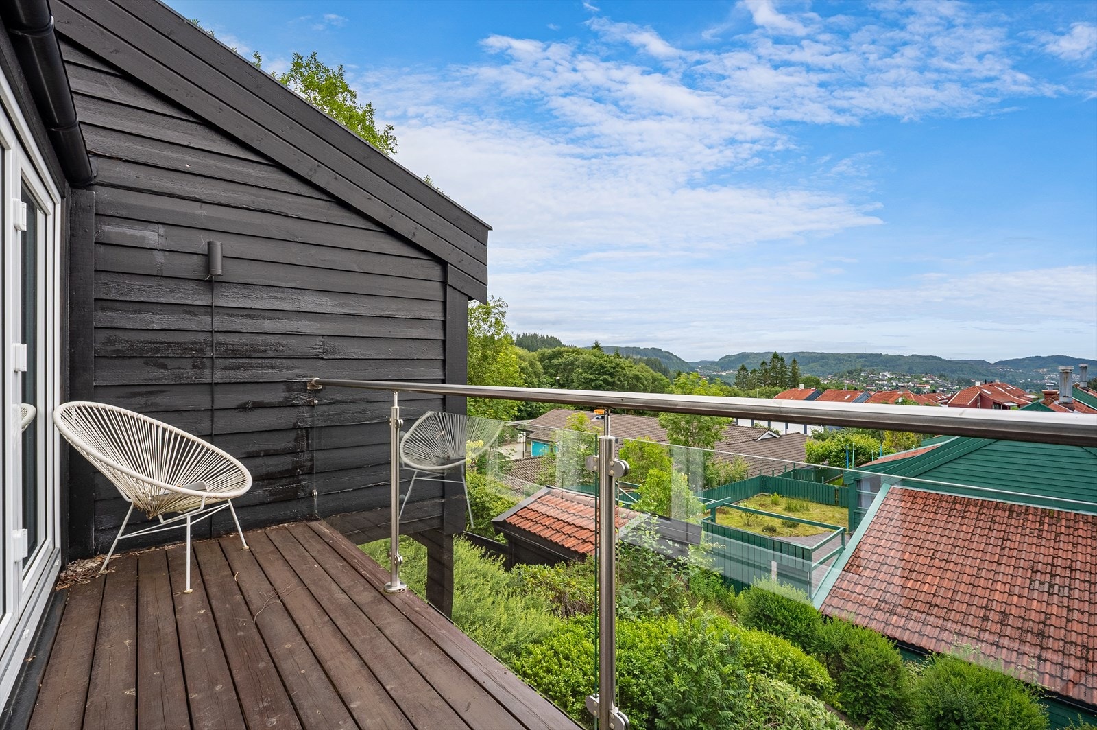 Huset er bygget på i 2020 med fasadeendring og utvidet stue. Galleribilde