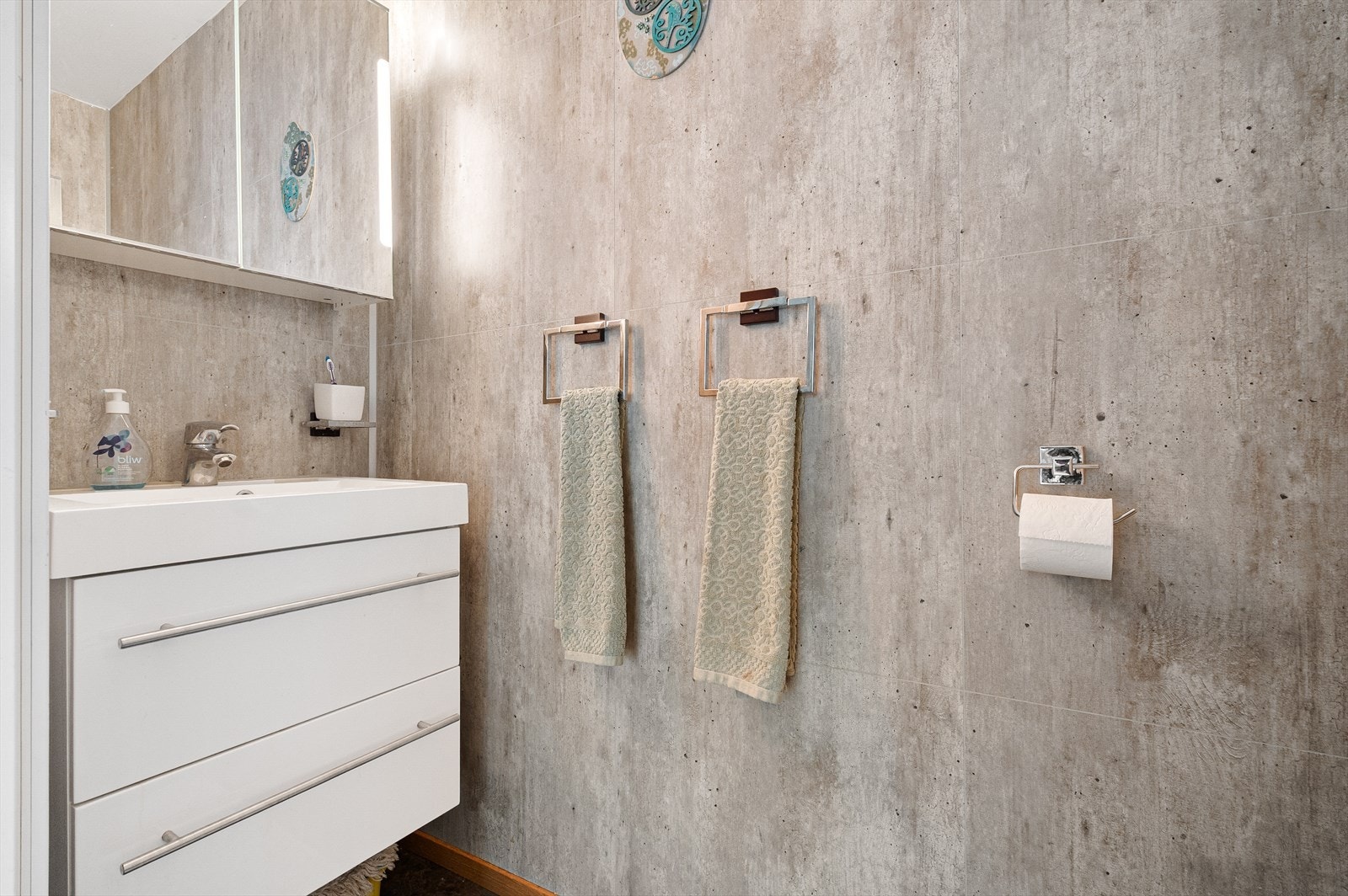 Innredet med servant i møbel, og overhengt speil m/belysning samt wc. Galleribilde