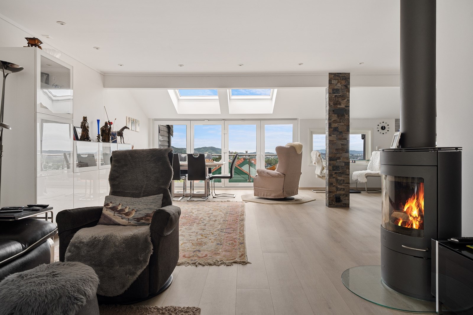 Moderne peisovn som varmer godt på kalde høst/vinterkvelder. Galleribilde