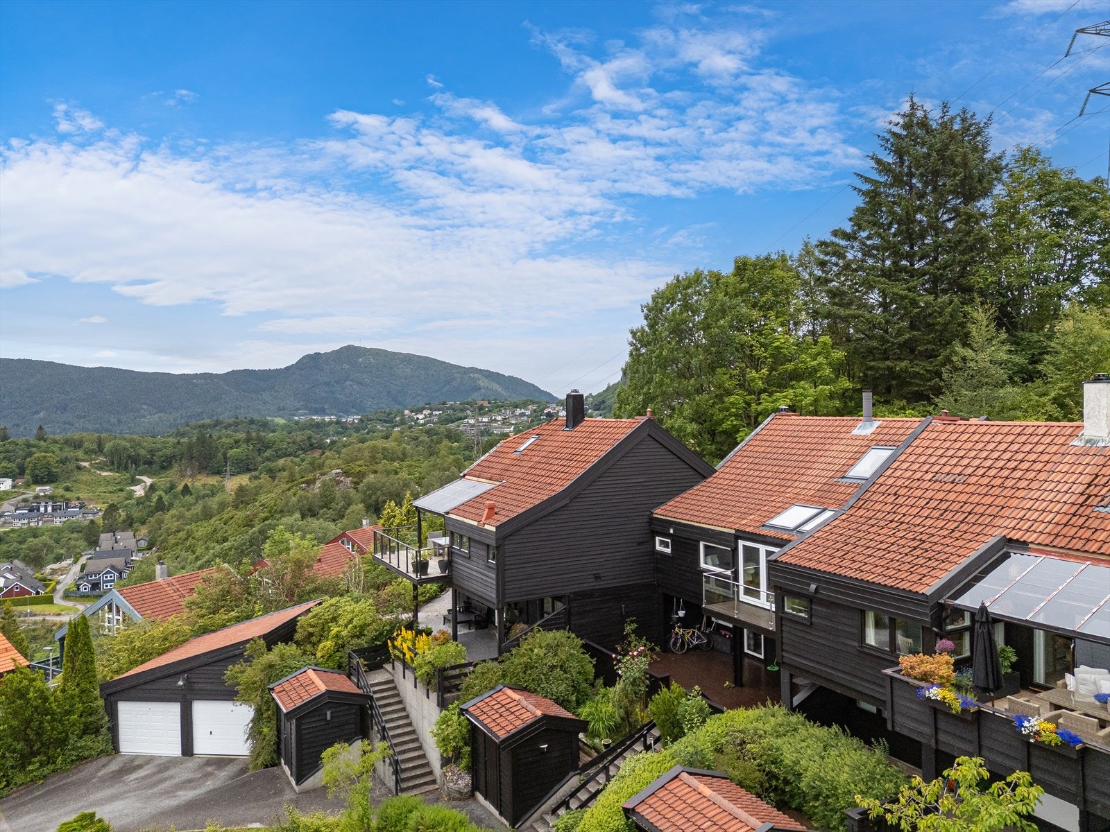 Garasjen ser man til venstre nede i bildet. Galleribilde