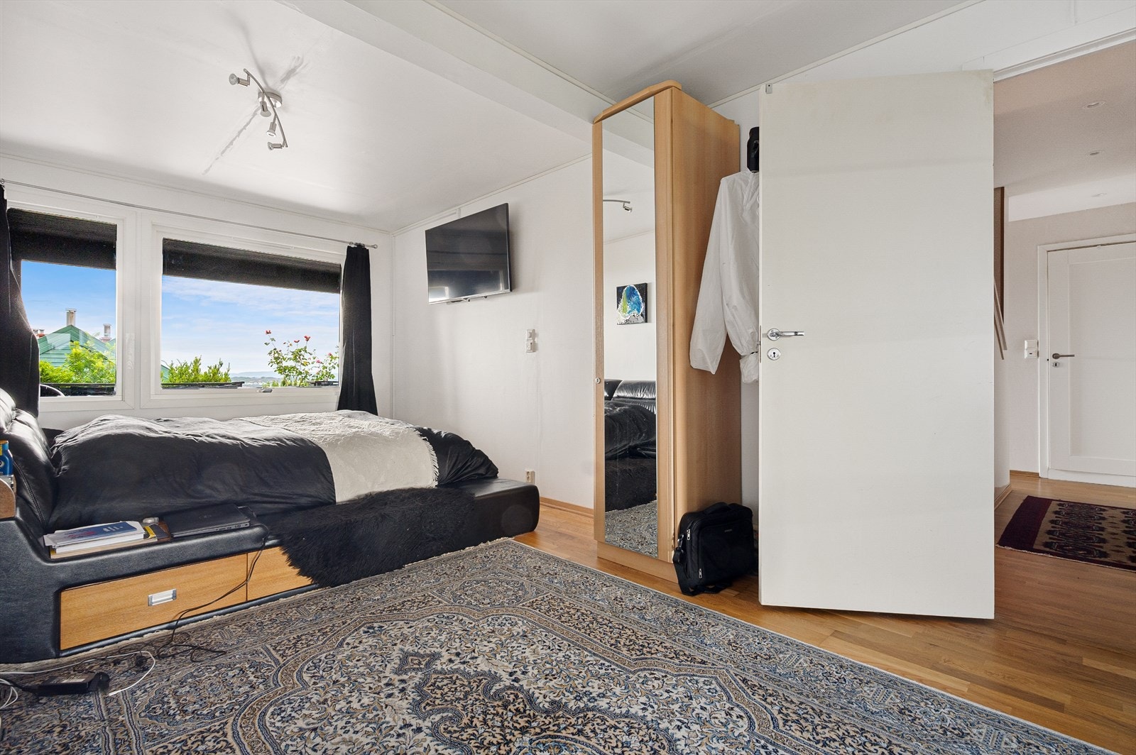 Hovedsoverommet måler 18,9 m². Her har du god plass til stor dobbeltseng og annet ønsket møblement. Galleribilde