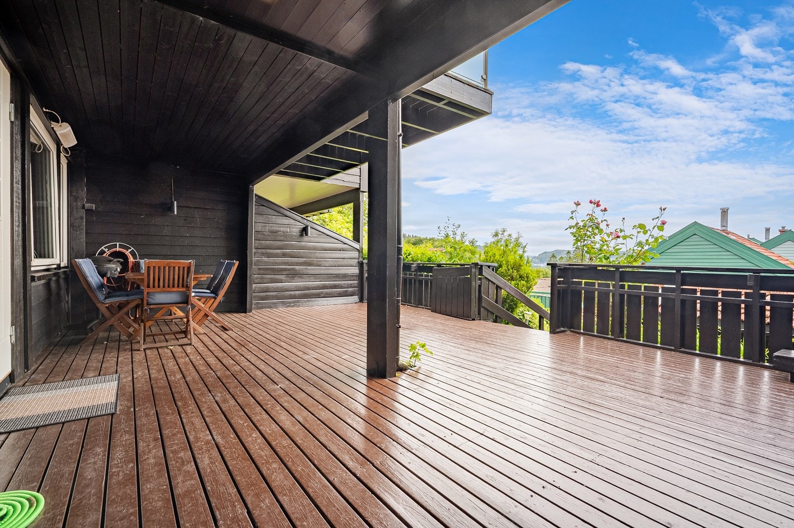 Stor markterrasse med gode solforhold! Svært god plass til utemøbler, og et lunt å skjermet sted å tilbringe fine dager. Galleribilde