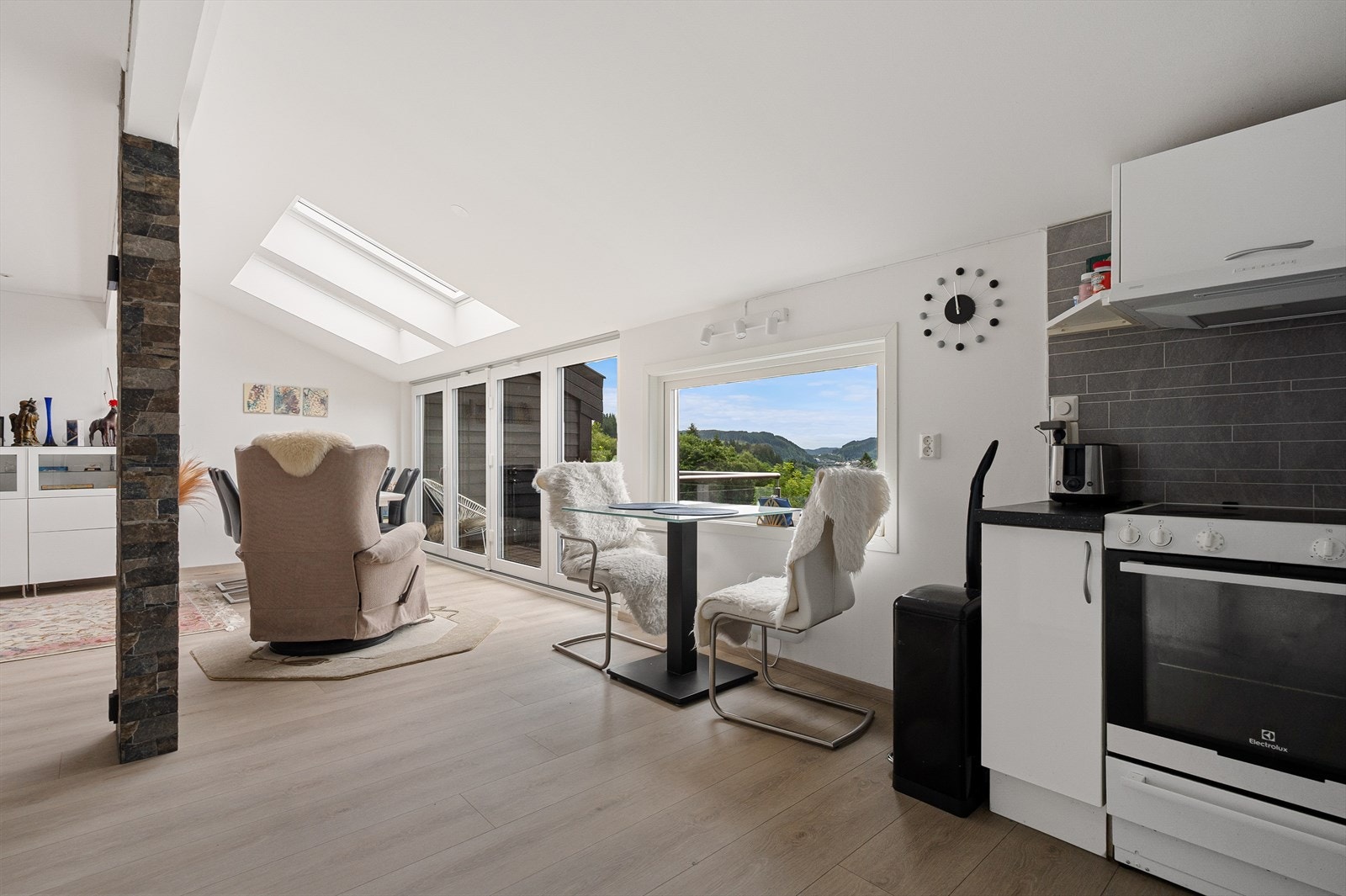 Takvinduene gir svært godt lysinnslipp i hele oppholdsrommet! Galleribilde