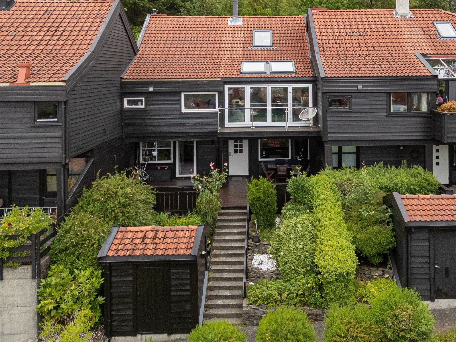 Rekkehus over tre plan med tilbaketrukne og barnevennlige omgivelser, og fantastisk utsikt. Galleribilde