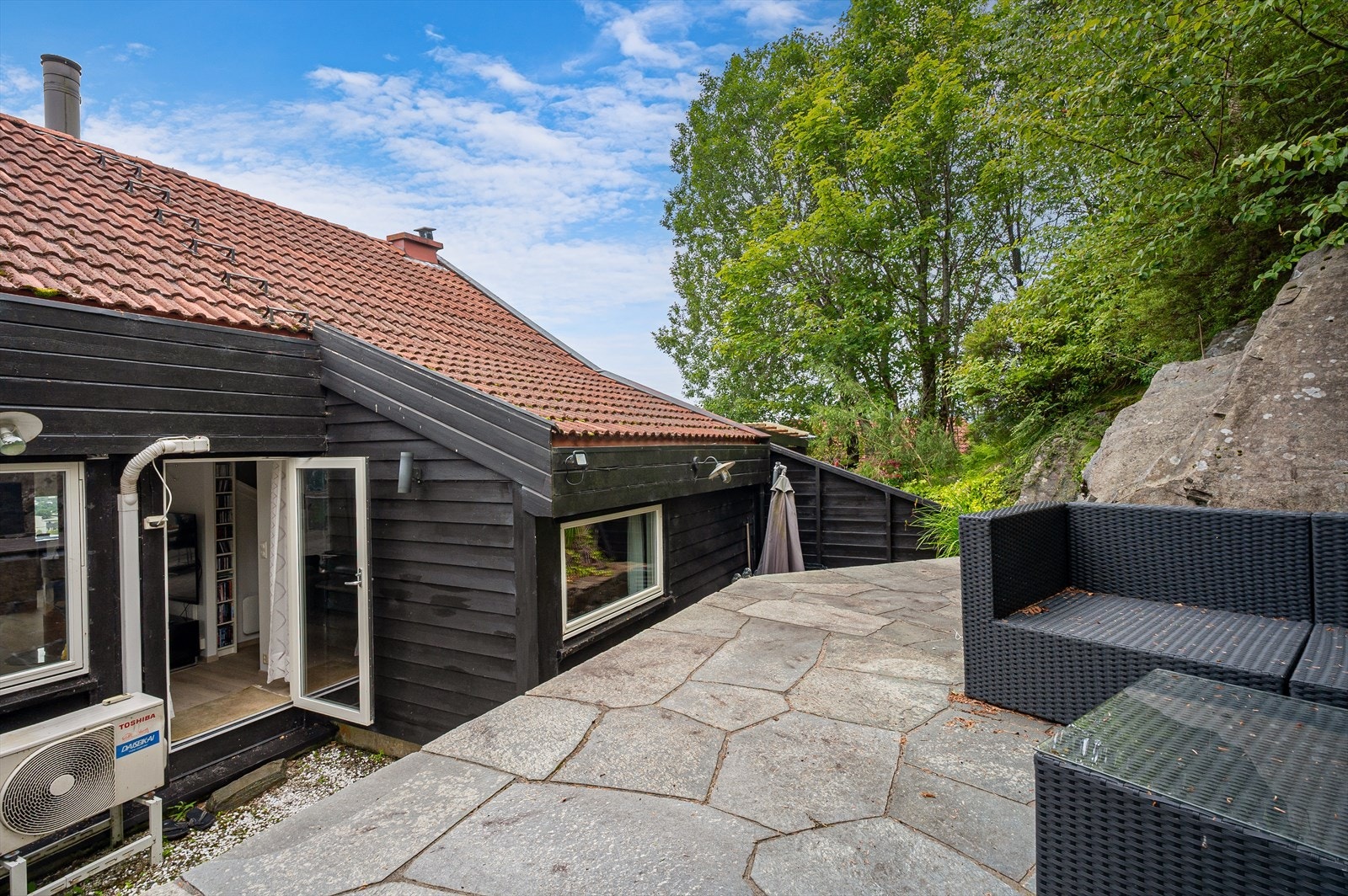 Stort uteområde på baksiden av boligen, med tilkomst fra stue. Galleribilde