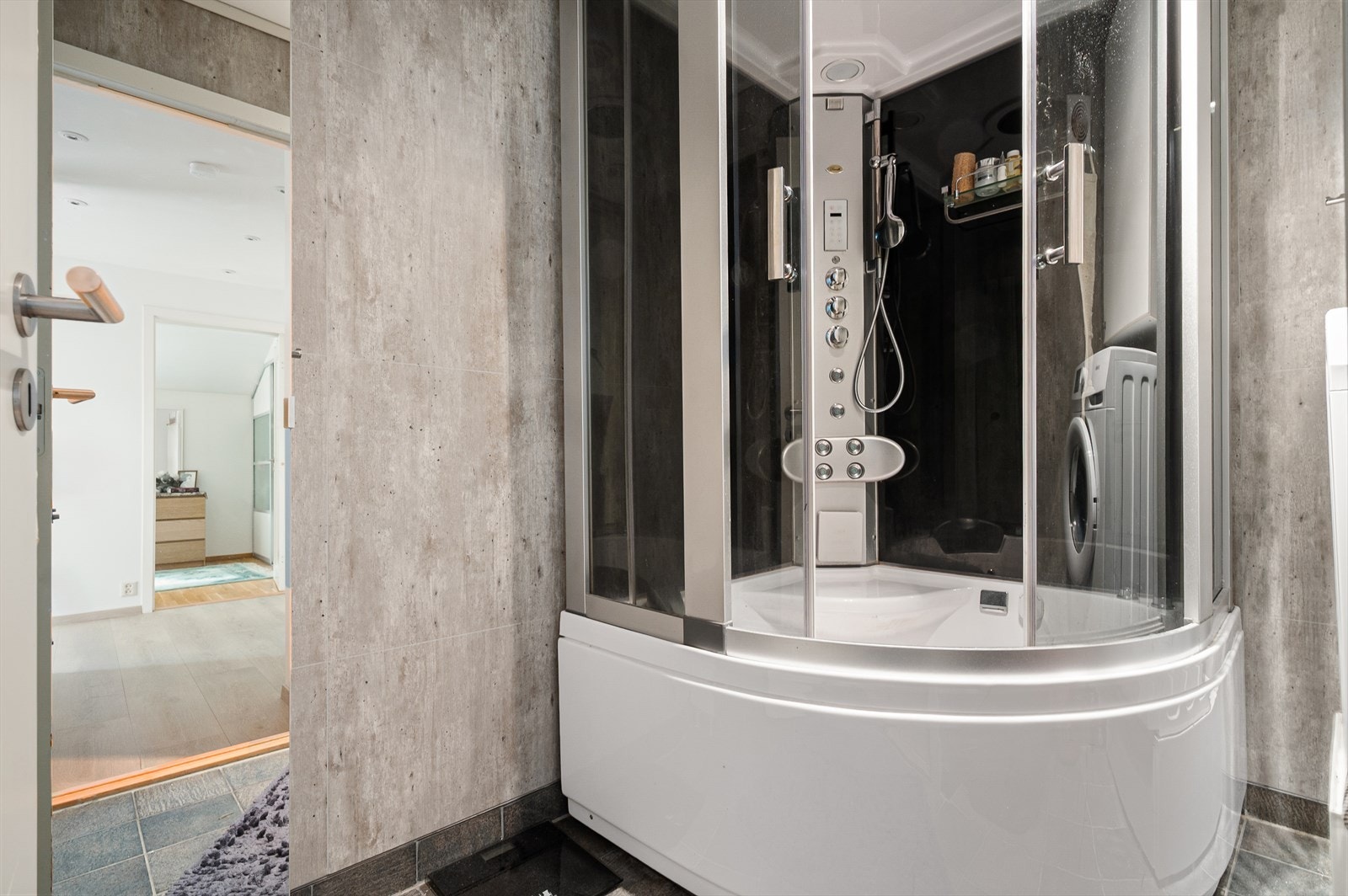 Modernisert bad/vaskerom i hovedetasjen, utstyrt med spadusj! Galleribilde