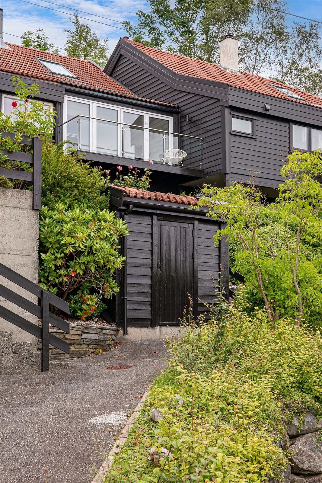 Tilhørende utvendig bod ved gangvei. Galleribilde