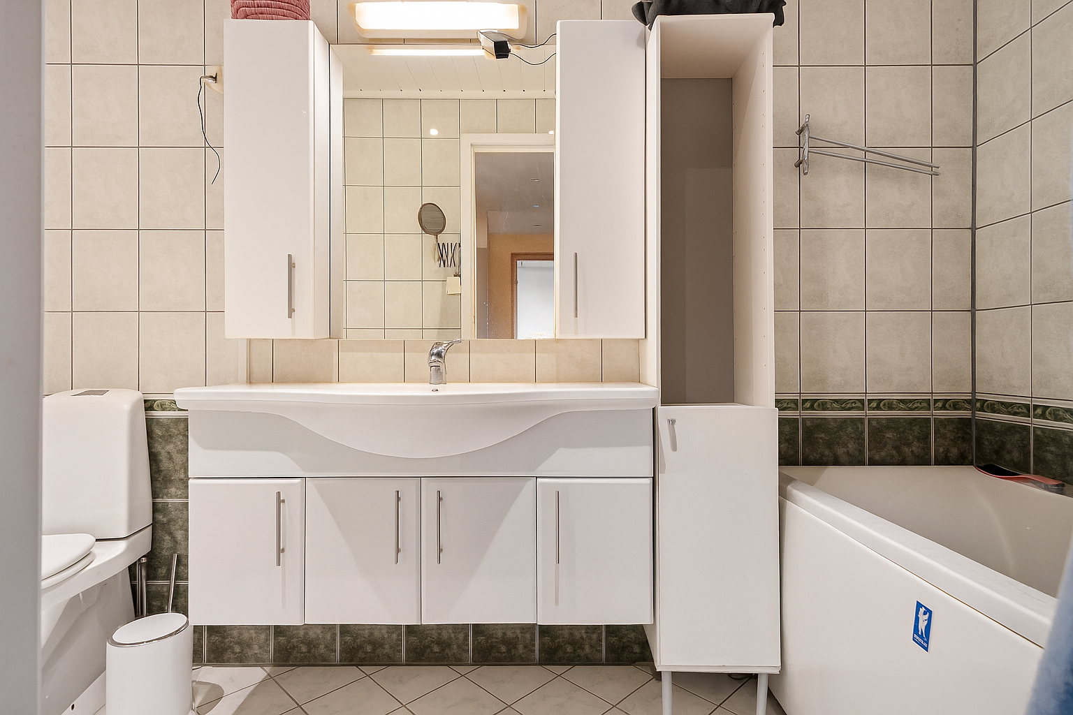 Badet i 1.etg er helfliset med gulvvarme. Galleribilde