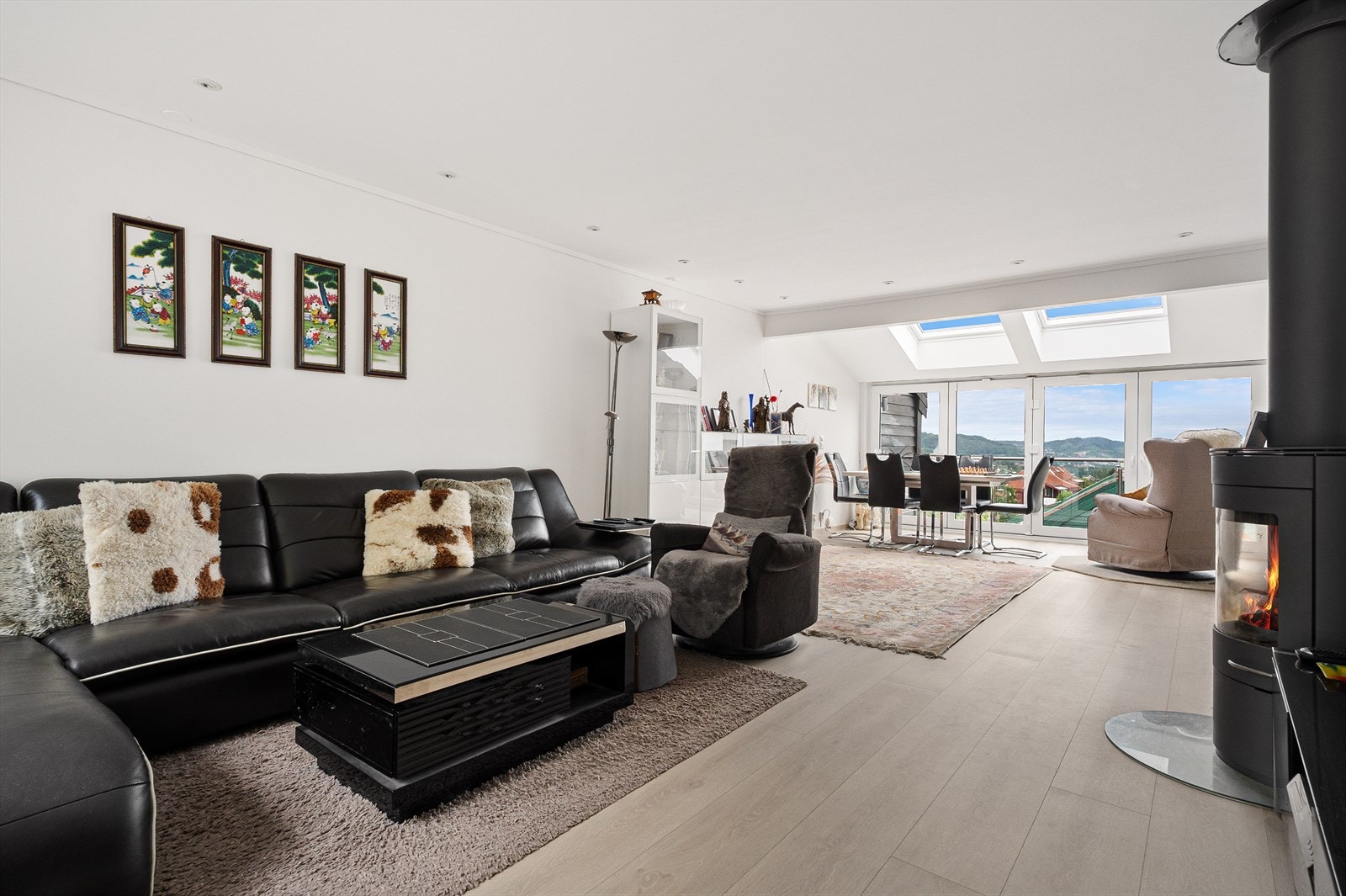 Store, åpne gulvflater gir gode muligheter for mølbering i ulike soner i oppholdsrommet. Her er det lagt nyere gulv, i varianten Berryalloc Grand Avenue Champs Elysees. Galleribilde