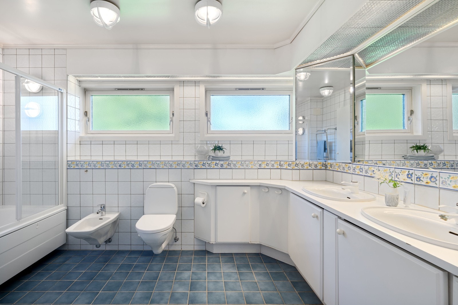 Stort god bad med wc, bide og badekar Galleribilde