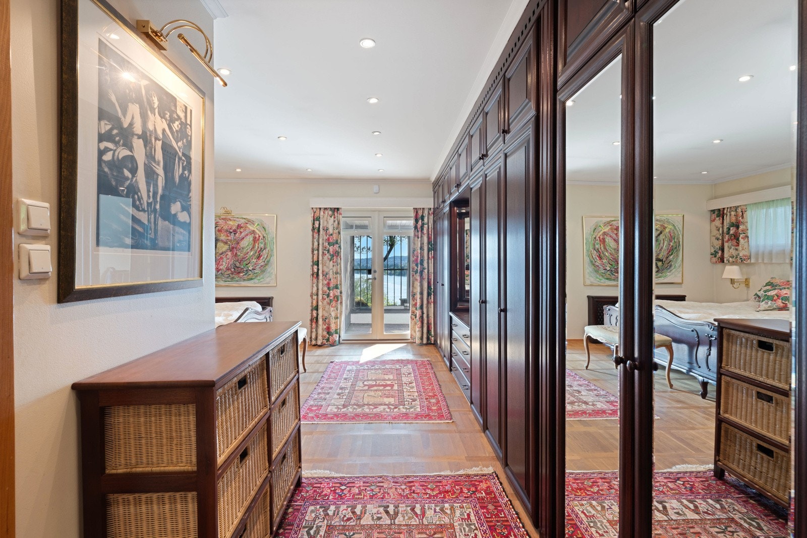 Garderobeavdeling på hovedsoverom med utgang i enden til terrassen Galleribilde