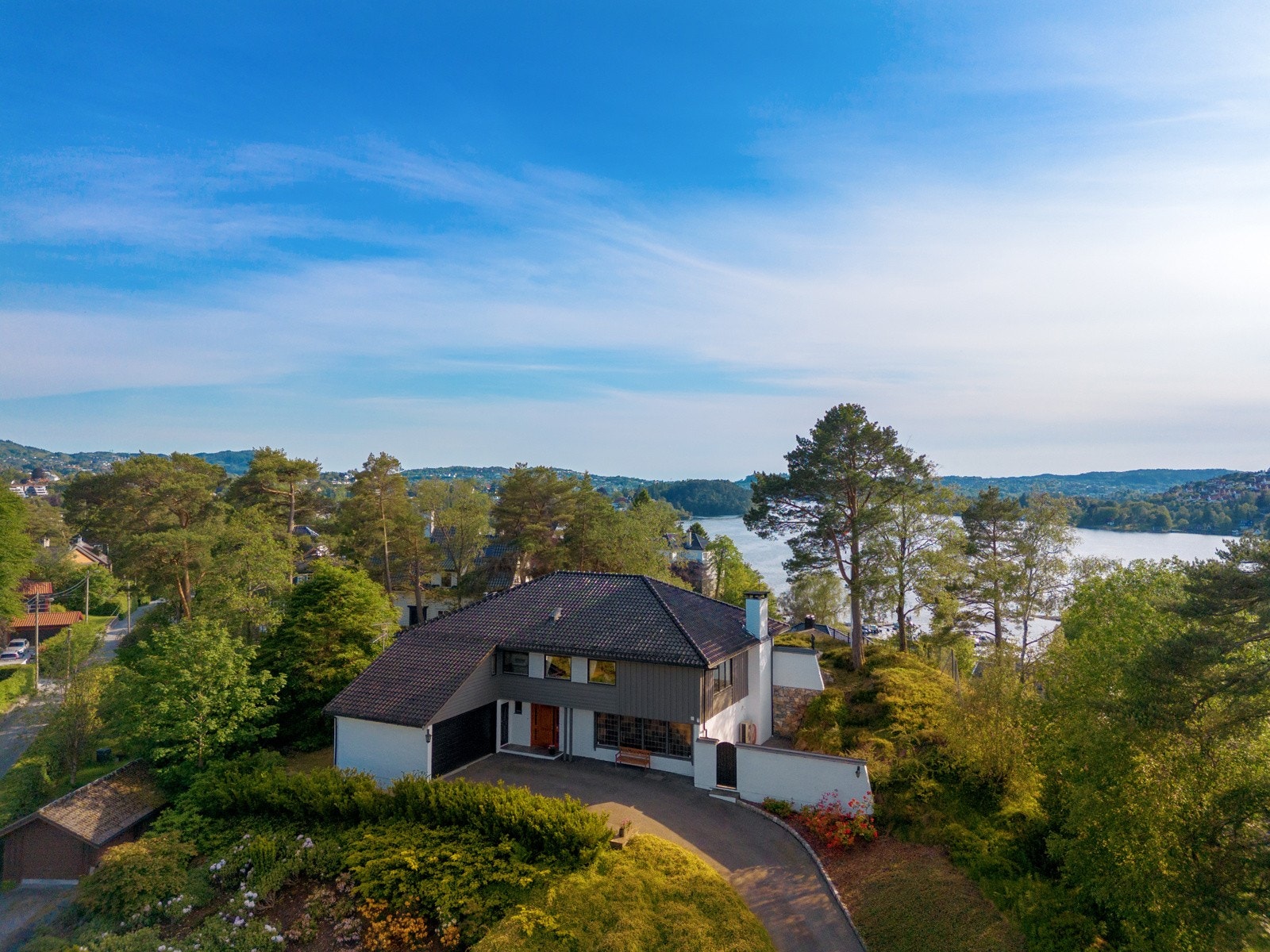 Boligen ligger nydelig til på et høydedrag for seg selv. Galleribilde