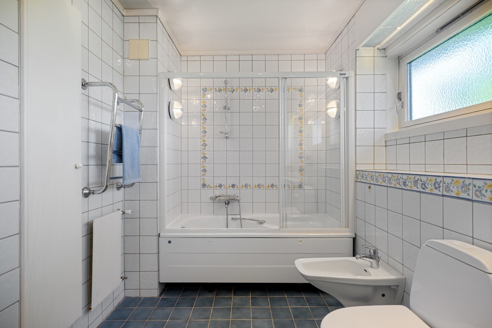 Badekar, bide og wc. Galleribilde