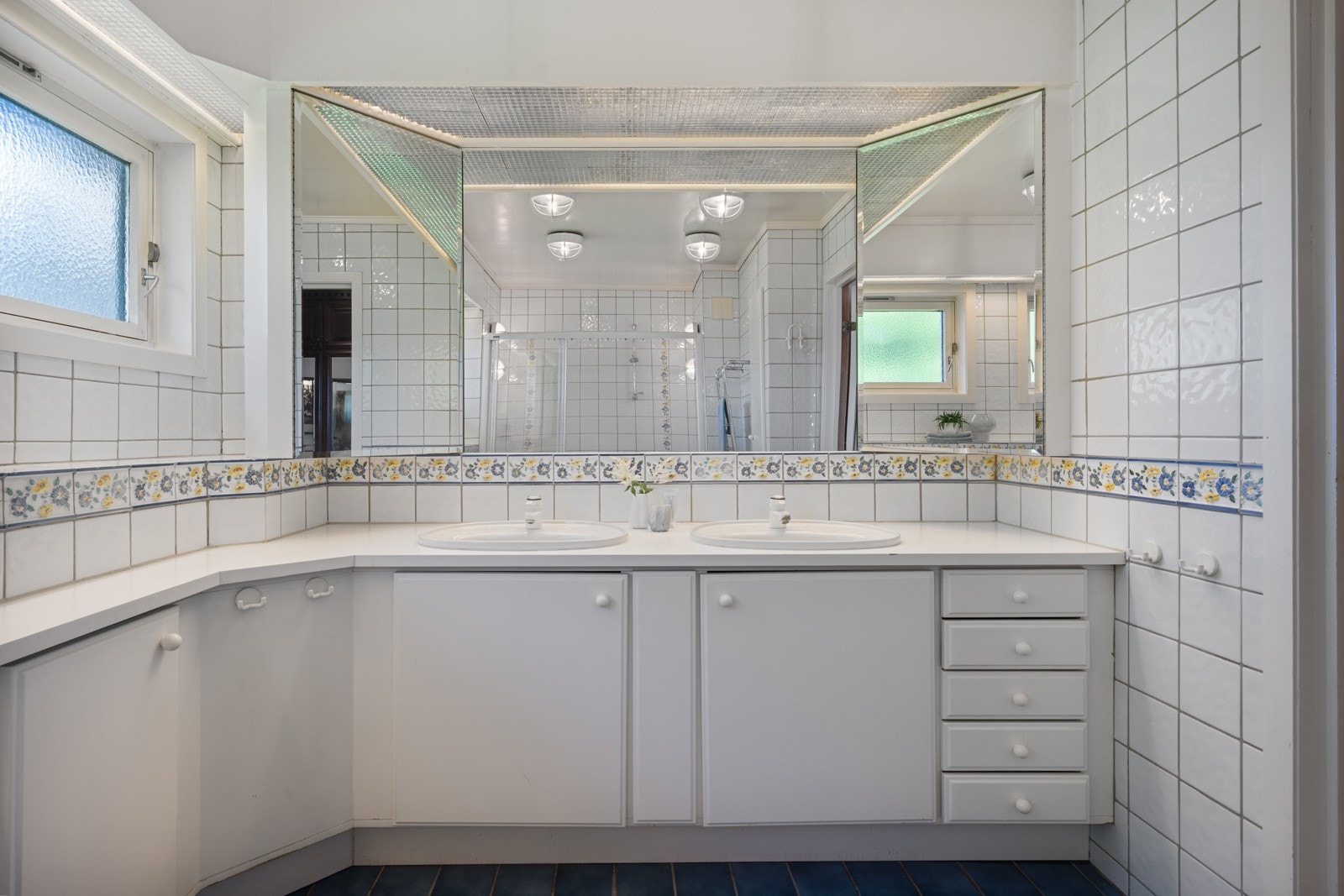 Godt med skapplass på badet Galleribilde