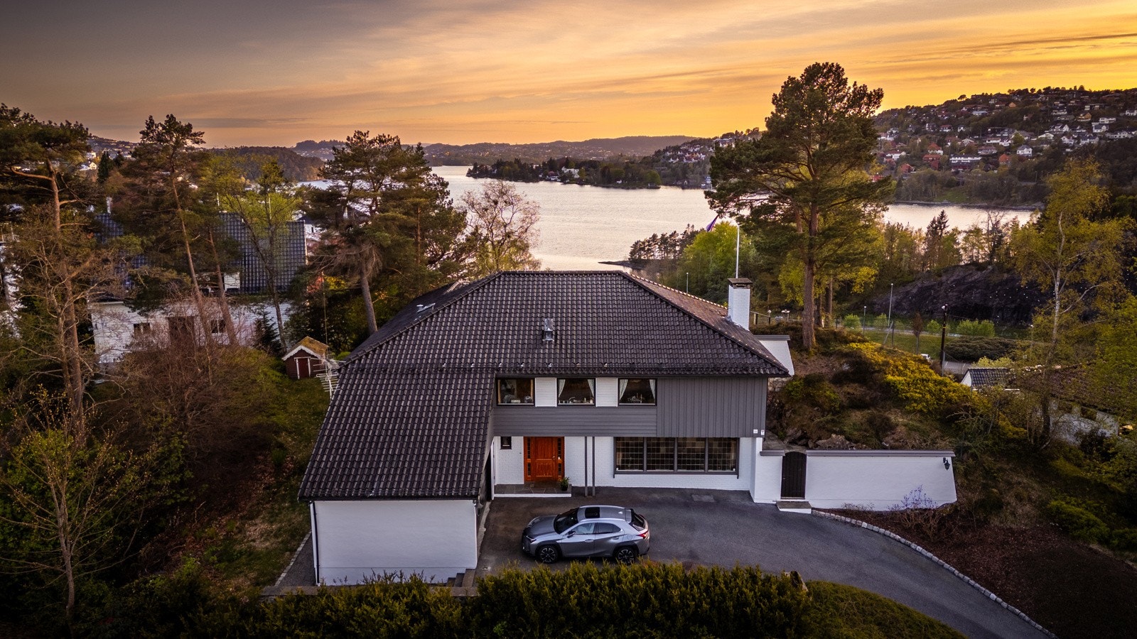 Boligen er flott integrert i terrenget Galleribilde