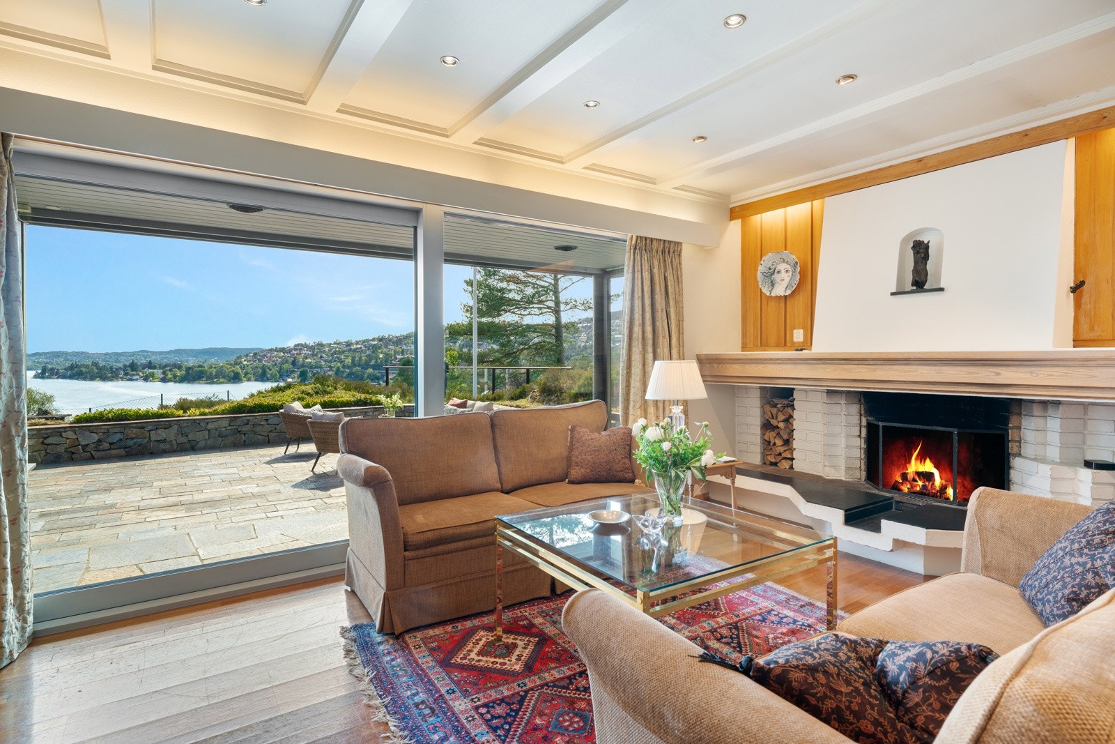 Utgang til terrassen i fra peisestuen Galleribilde