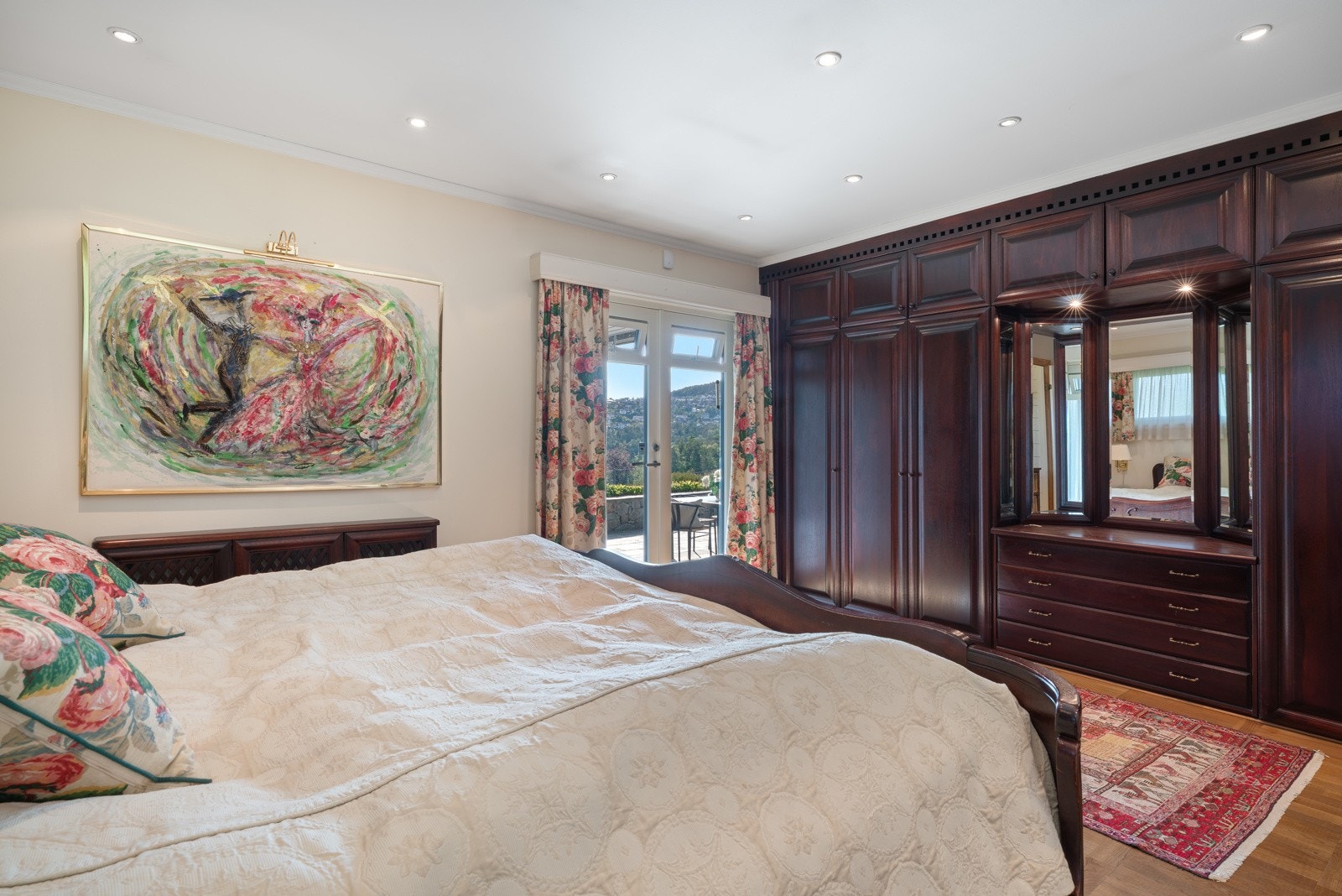 Stor garderobevegg samt utgang til terrassen Galleribilde