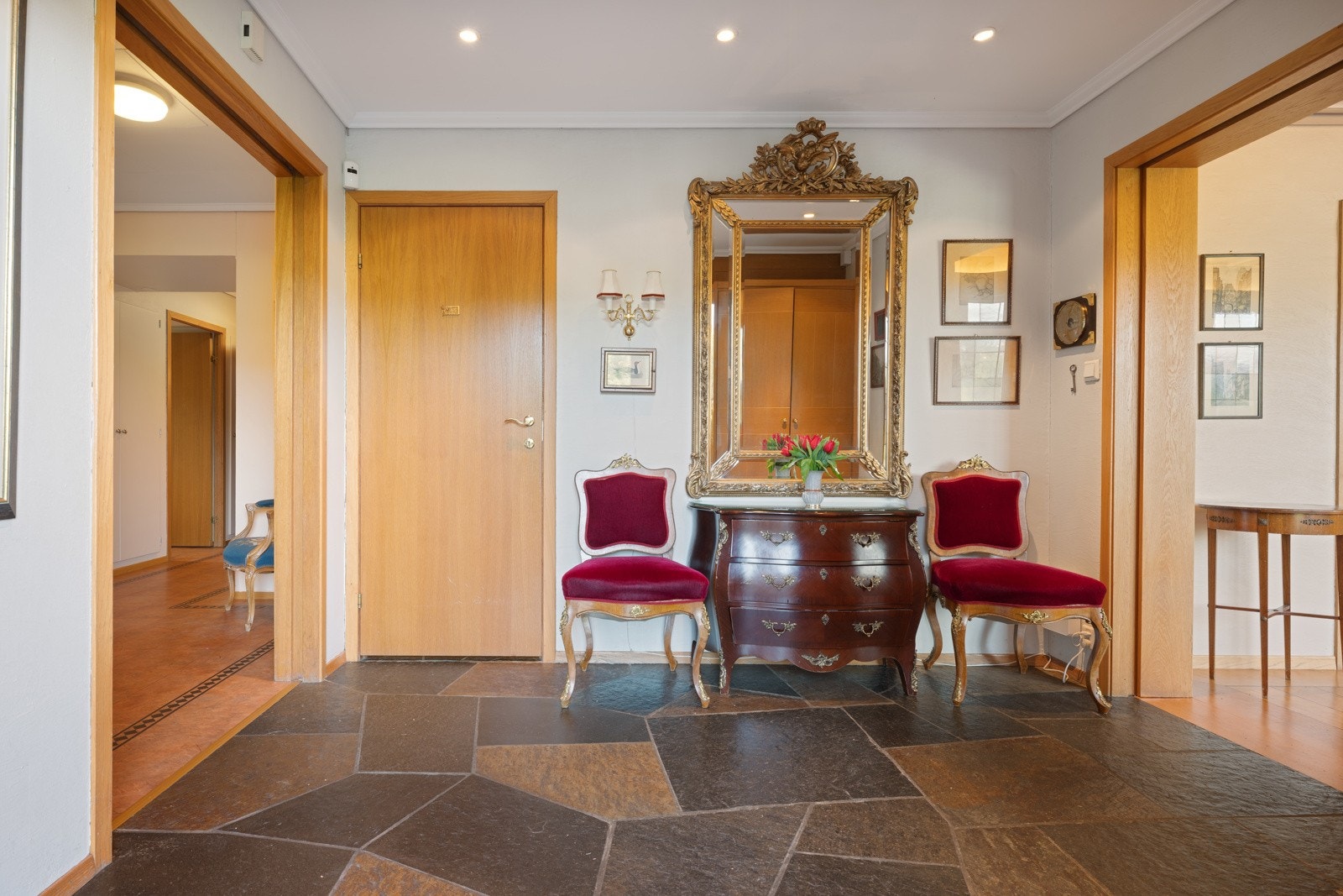 Romslig hall/inngangsparti Galleribilde