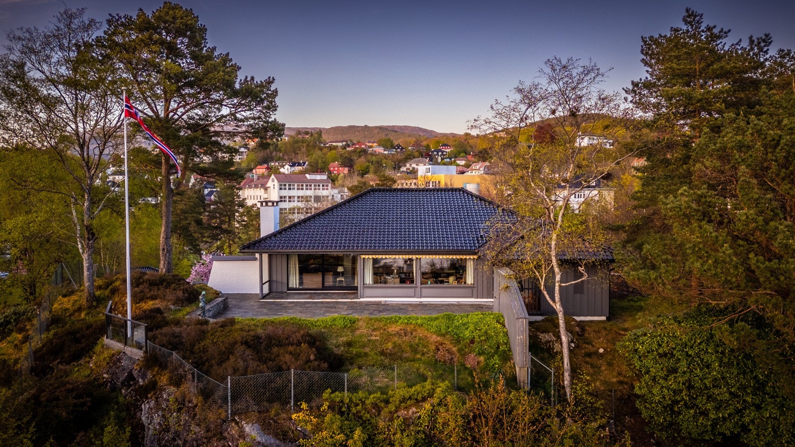 Helt usjenert terrasse på baksiden av huset Galleribilde