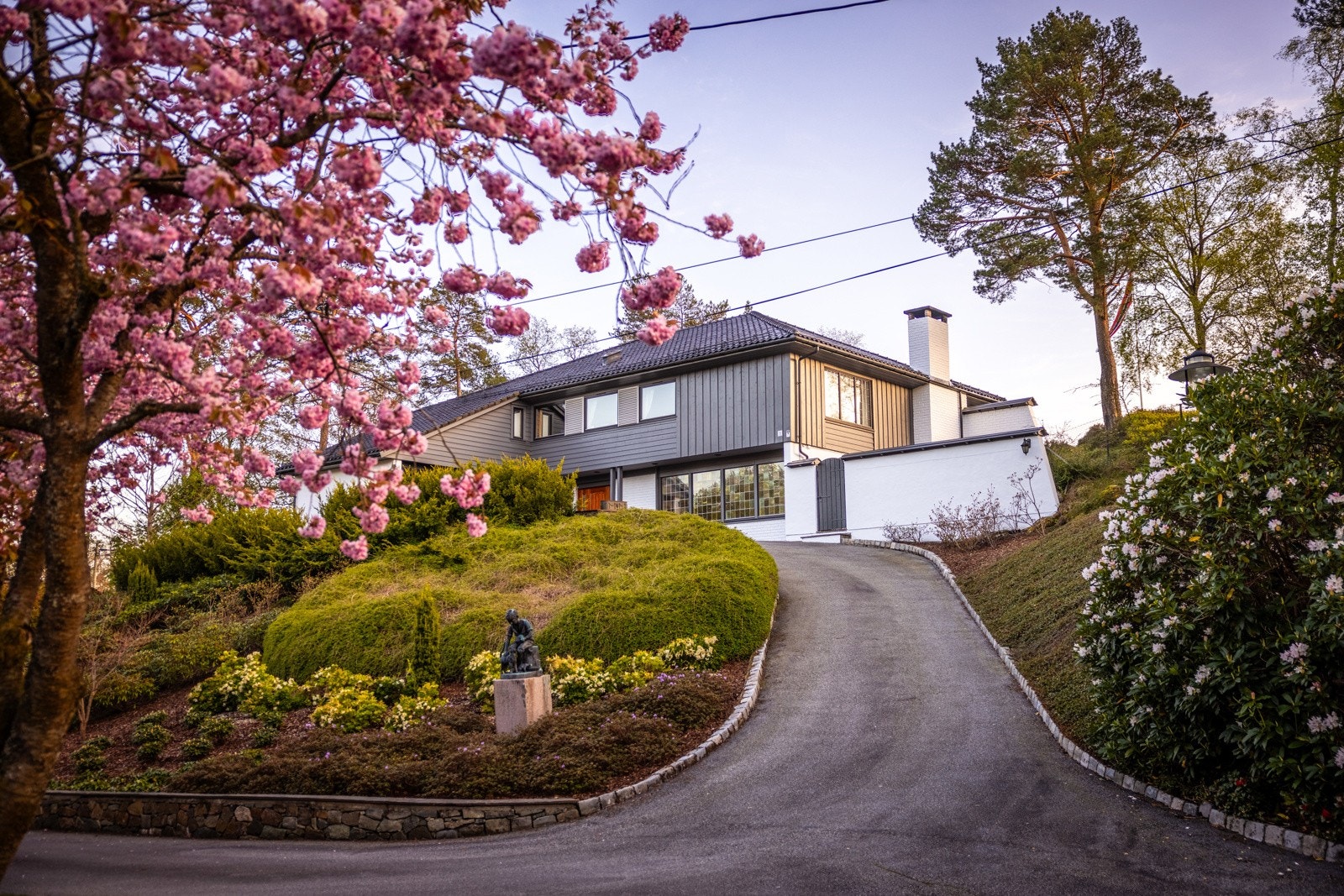 Det er varmekabler i bakken opp til huset. Galleribilde