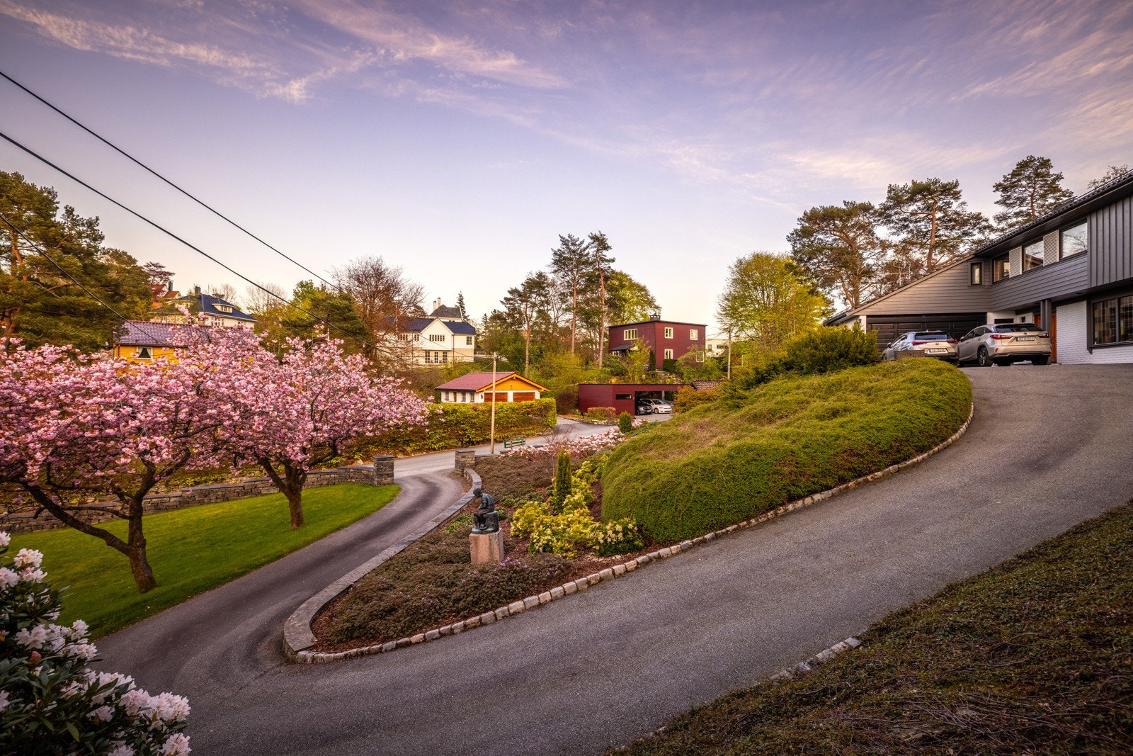 Det er varmekabler i bakken opp til huset Galleribilde