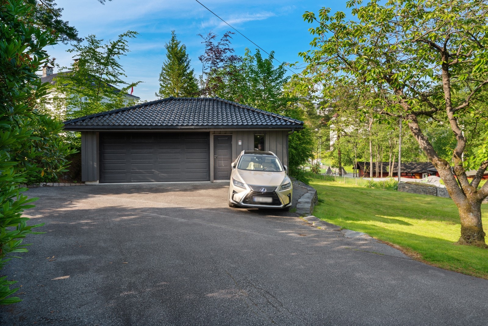 Stor garasje på 52 kvm med plass til 3 biler Galleribilde