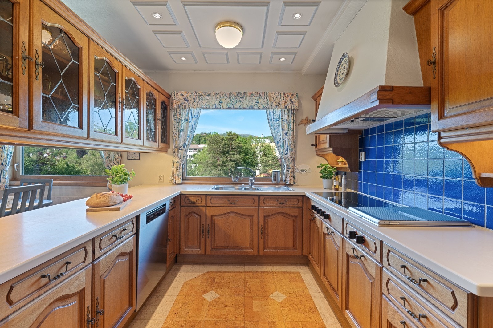 Gode arbeidsforhold på kjøkkenet med god skap og benkplass Galleribilde