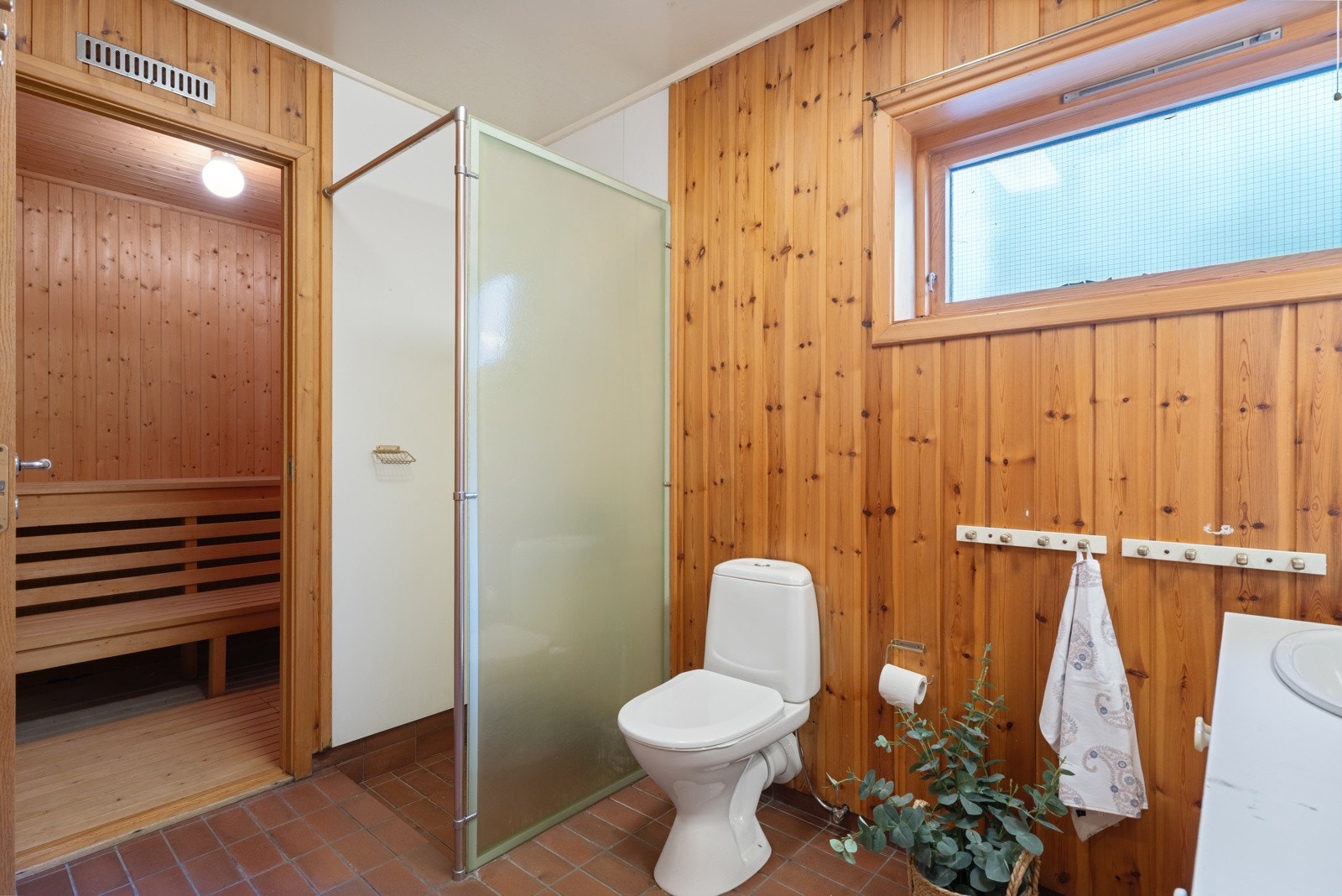 Dusj & wc med vask i tilknytning til badstu Galleribilde