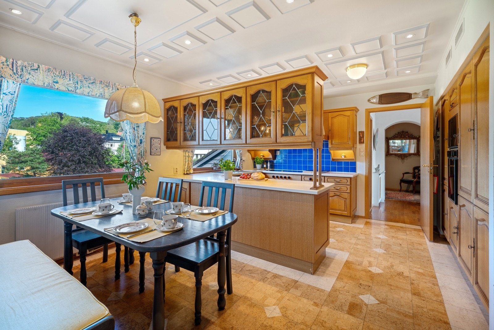 Stort kjøkken med spiseplass Galleribilde