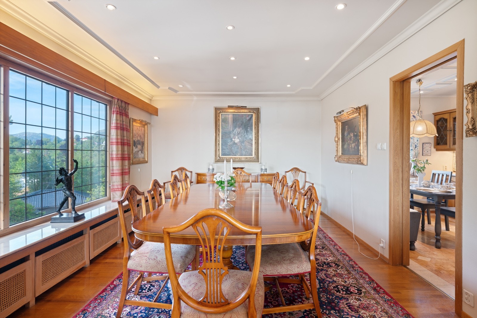 Stor og god spisestue Galleribilde