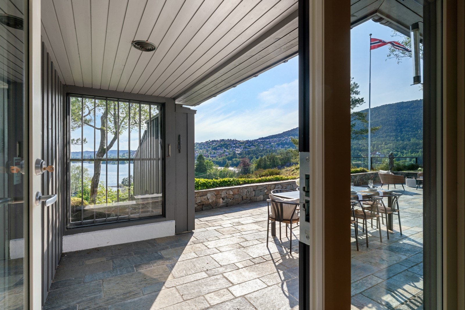 Utgang til overbygget terrasse i fra hovedsoverom. Galleribilde