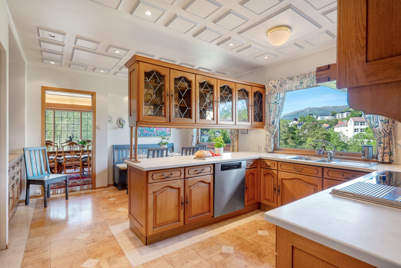 Lyst og romslig kjøkken Galleribilde