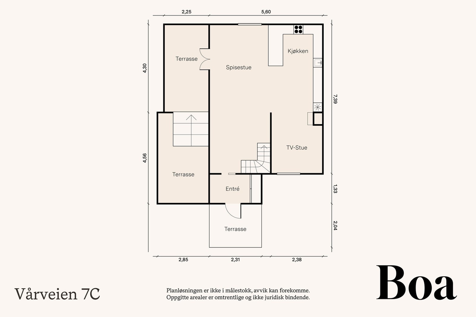 Entre og TV-stue/spisestue med åpen kjøkkenløsning og trapper.
Romhøyde 2,45 m i stuen.
Fra spisestuen er det utgang til terrasse over 2 nivåer, og som er i alt på ca 23 m² inkludert Pergola på ca 6 m² .
Ved inngangsdøren er det terrasse/respos på på ca 4 Galleribilde