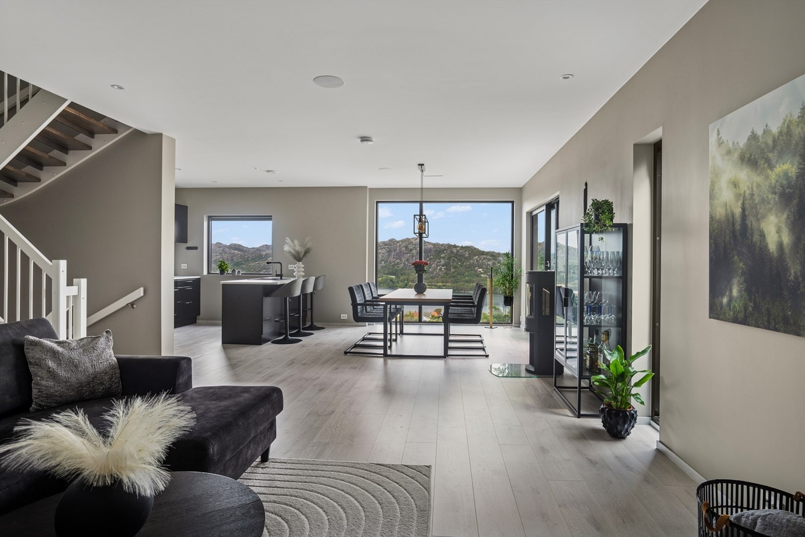 Boligen fremstår som velholdt og innbydende med et stort og luftig oppholdsrom i første etasje. Galleribilde