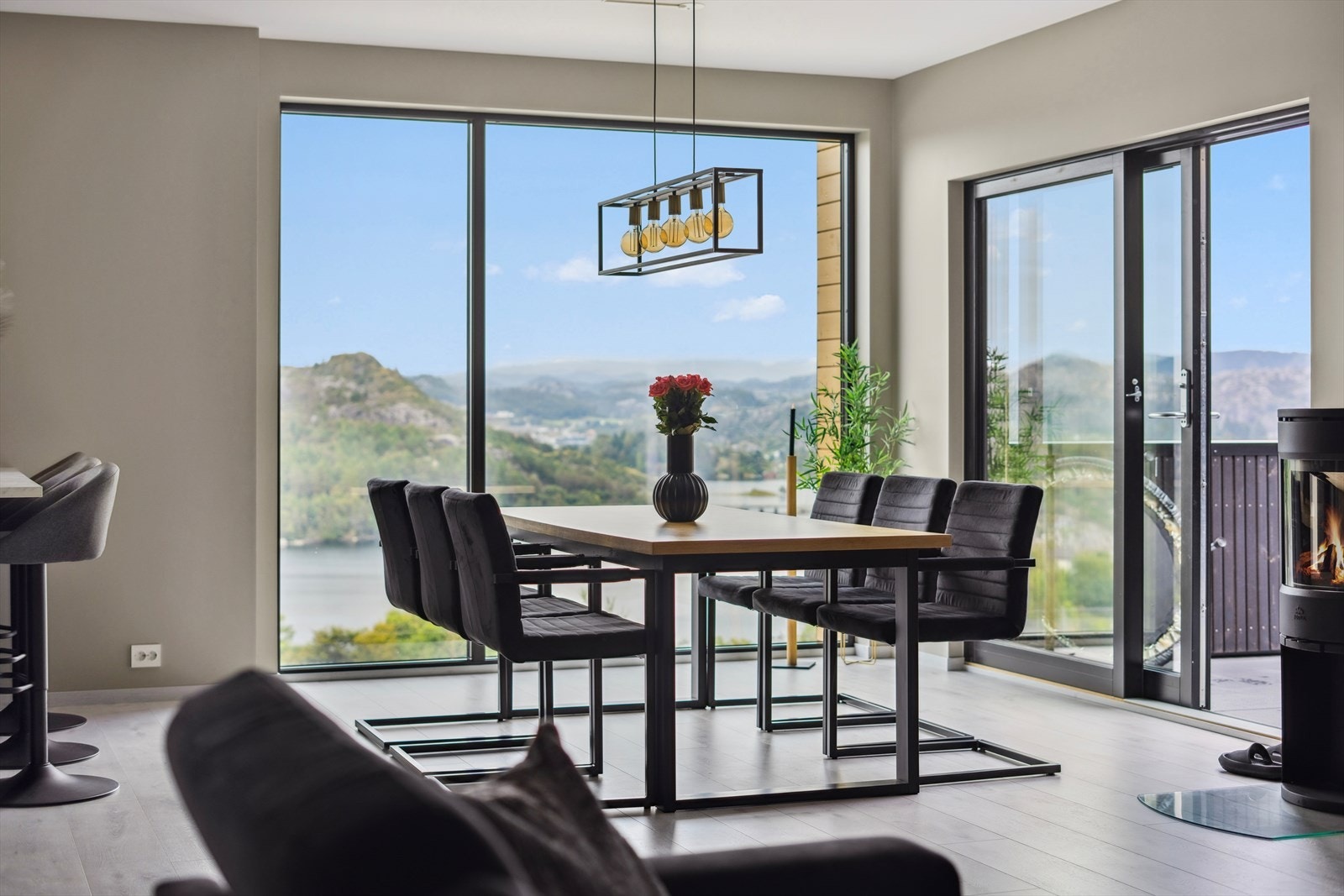 De store vindusflatene gir rikelig med naturlig lys og åpner opp for en imponerende utsikt. Galleribilde