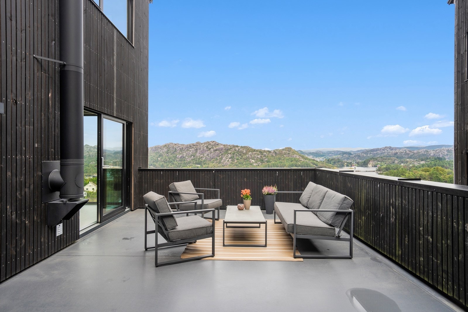 Fra oppholdsrommet er det direkte tilgang via skyvedør til en hyggelig uteplass plassert over garasjen. Galleribilde