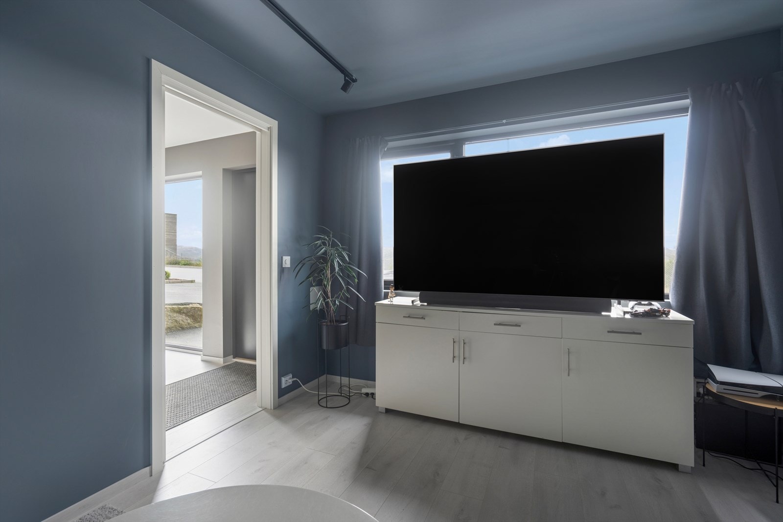 I underetasjen finnes et soverom som også kan brukes som stue om ønskelig. Galleribilde